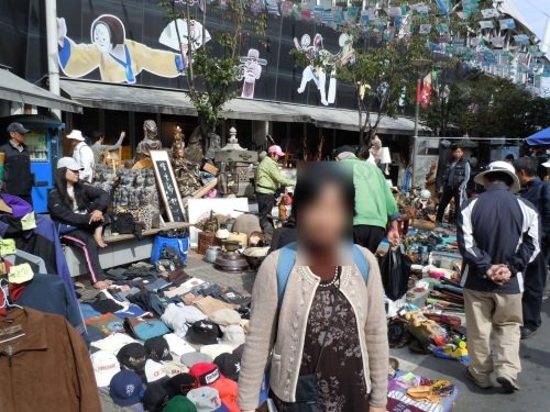 順番が違いますが、プンムル市場の外でフリーマーケットをやってました。ここでビーズの花柄バッグを買いたかったよ～！