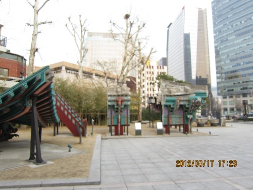 韓国の宮の模様など展示されていました。