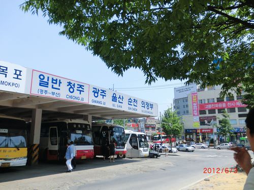 錦湖高速バス乗り場　左の方で切符購入　　右方向に見えるのが東洋高速