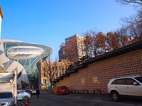 聖堂の方から歩いて行ったら近代的な新市庁舎と韓屋風の塀の不思議なコラボが♪