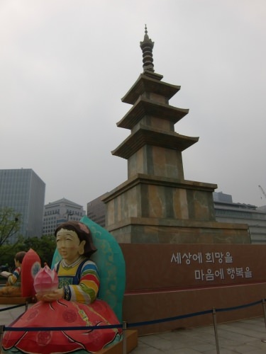 光化門広場。五重塔も紙で出来ています